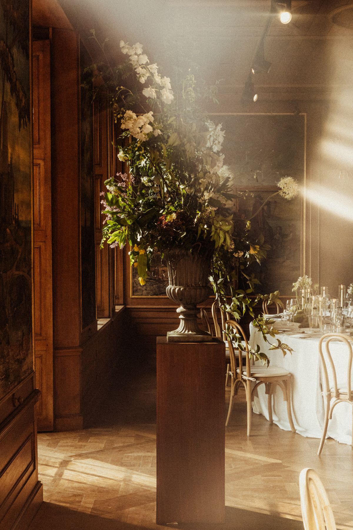 Gedekte dinertafel met bloemen in een lichte zaal