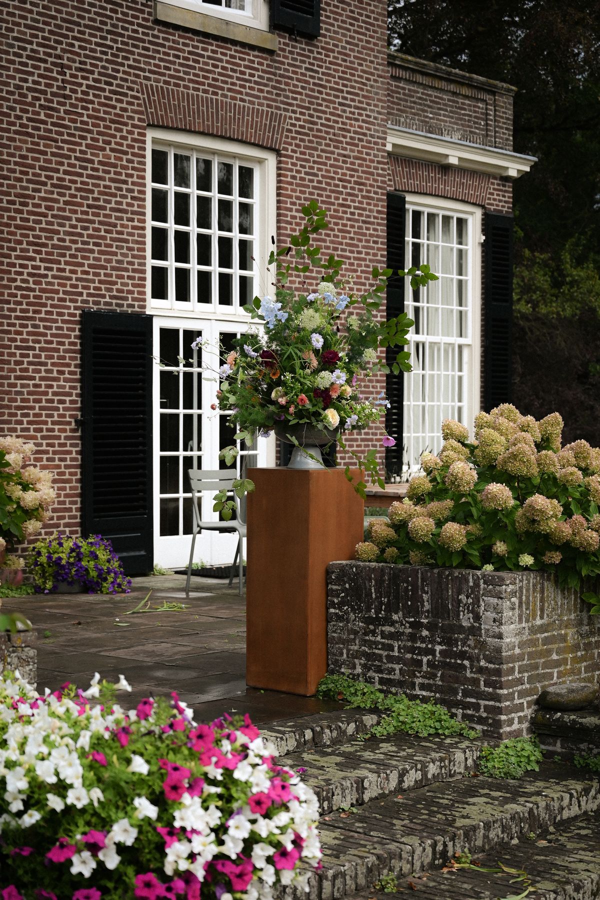 Bloemsculptuur voor een bakstenen gevel